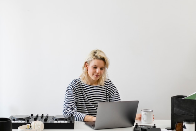 Mujer con laptop trabajando desde casa