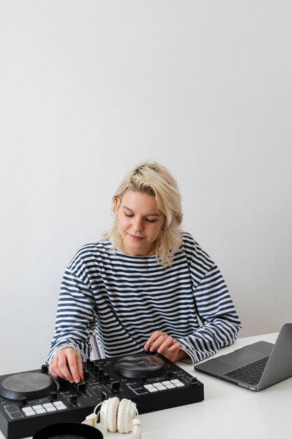 Mujer con laptop trabajando desde casa