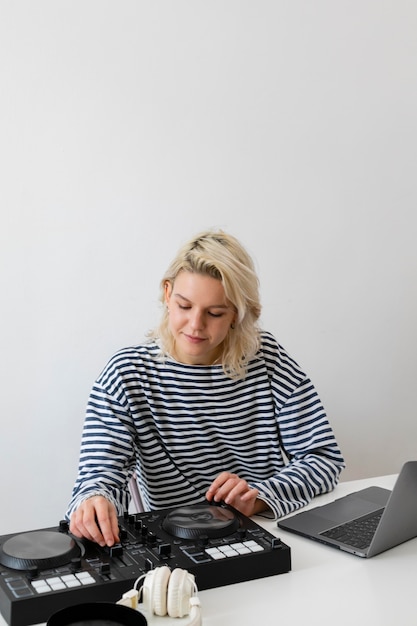 Mujer con laptop trabajando desde casa