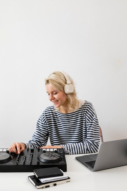 Mujer con laptop trabajando desde casa