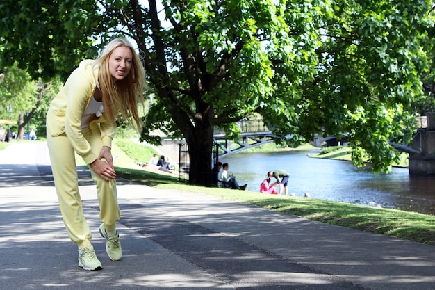 Foto gratuita mujer se lastima la pierna mientras se ejercita en el parque