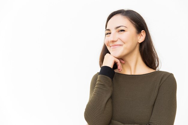 Mujer latina confiada alegre que mira