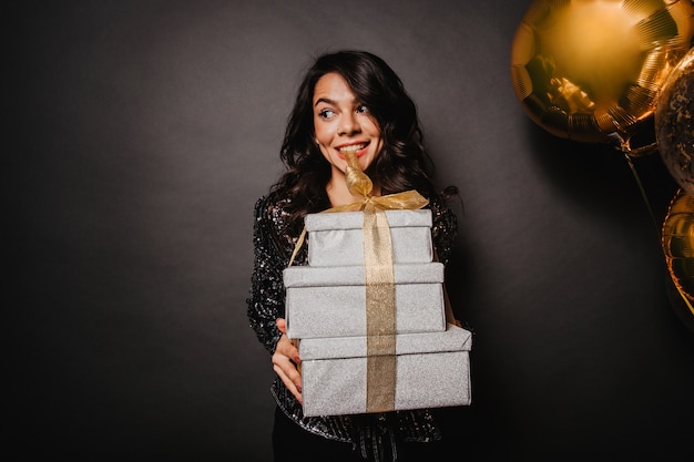 Mujer latina con regalos de año nuevo