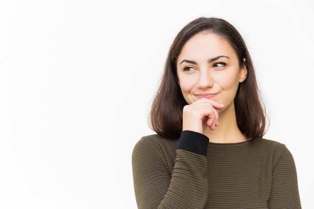 Mujer latina sonriente alegre que toca la barbilla