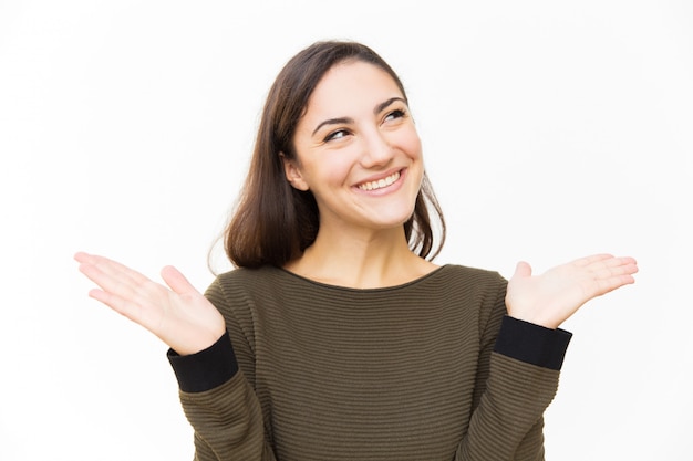 Mujer latina sorprendida encantada sonriendo