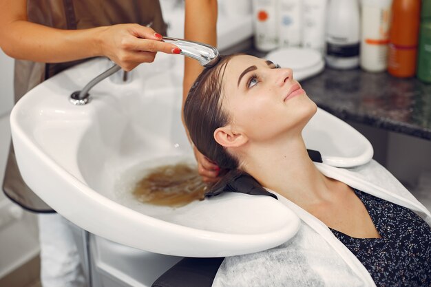 Mujer lavando la cabeza en una peluquería