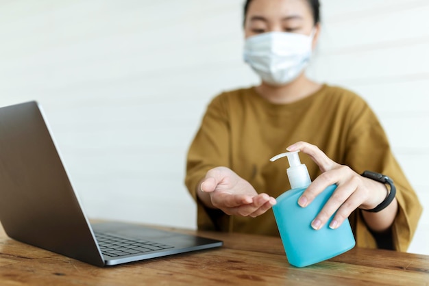 Mujer lavándose las manos con un gel desinfectante para manos para prevenir la contaminación por coronavirus