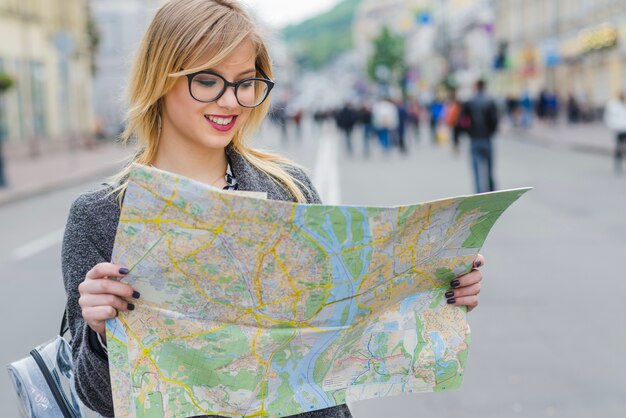 Mujer, lectura, mapa, ciudad