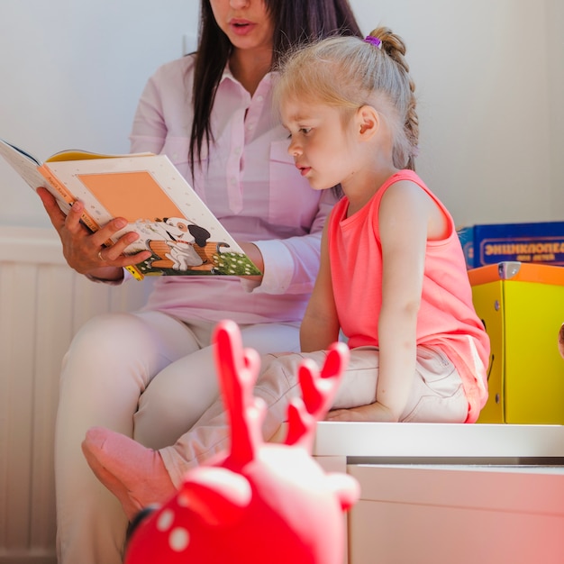 Mujer, lectura, niño