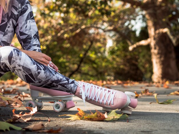 Mujer en leggings y patines vista lateral