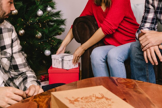 Mujer levantando caja de regalo