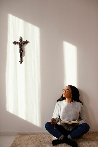 Mujer leyendo la Biblia en el interior