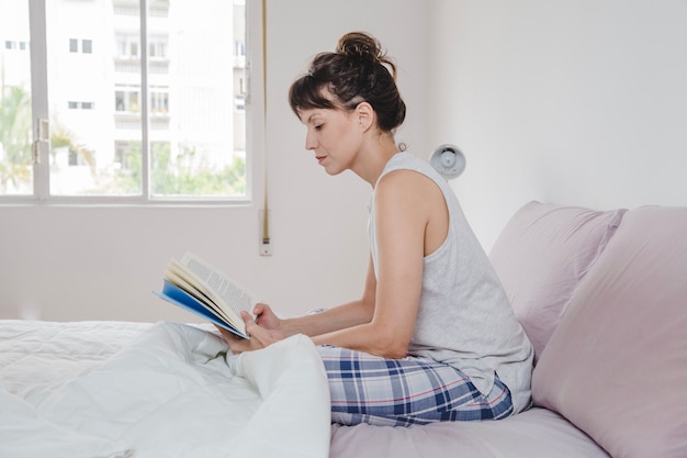 Mujer leyendo en la cama