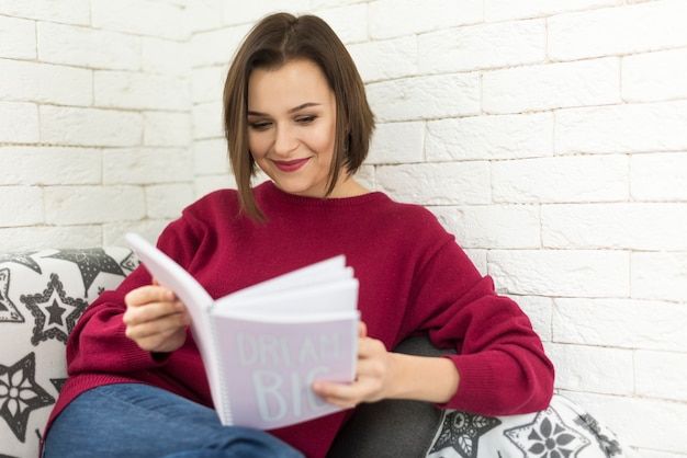 Mujer leyendo en casa