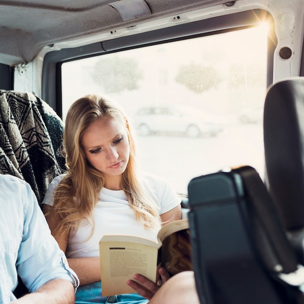 Mujer leyendo en coche