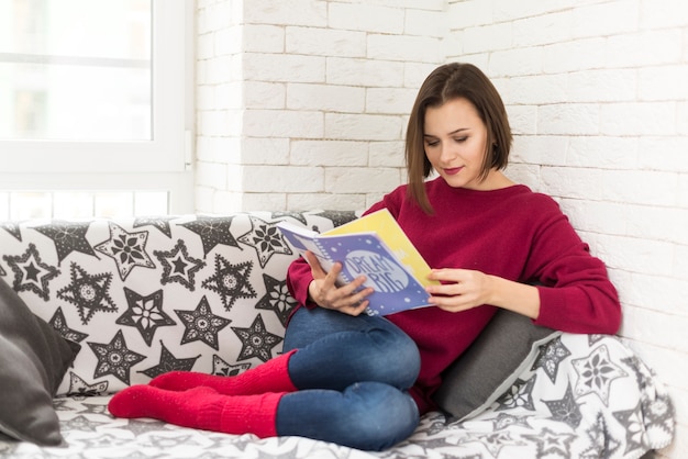 Foto gratuita mujer leyendo en couch