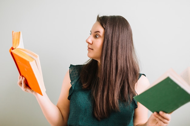 Mujer leyendo dos libros