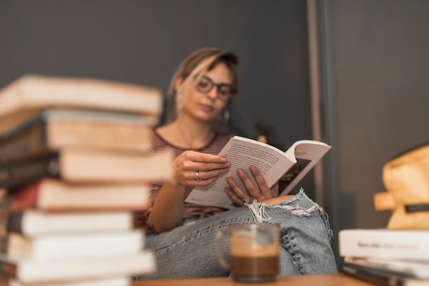 Mujer leyendo el libro en casa