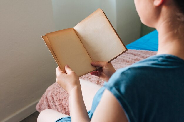 Mujer leyendo un libro en casa