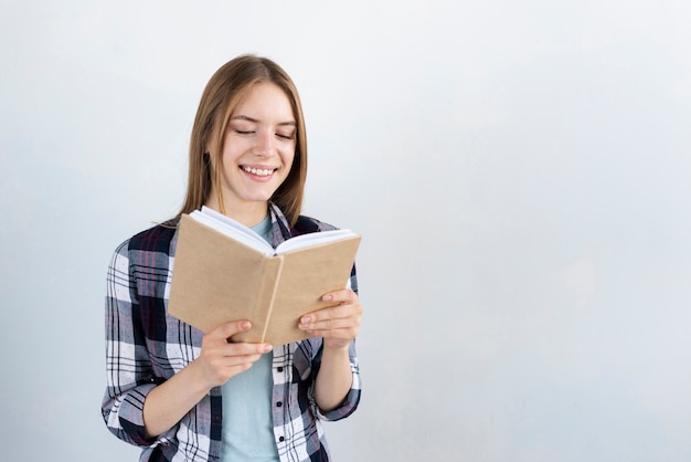 Mujer leyendo un libro con espacio de copia