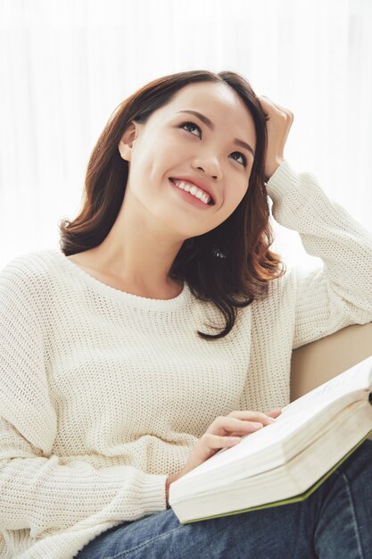 Mujer leyendo un libro fantástico