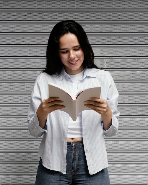 Mujer leyendo un libro interesante