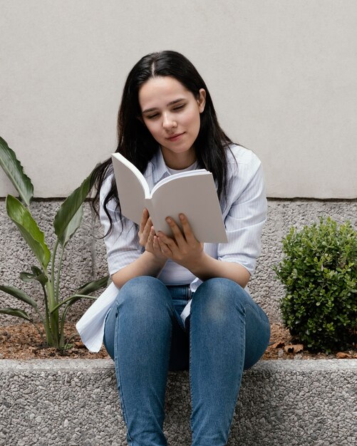 Mujer leyendo un libro interesante