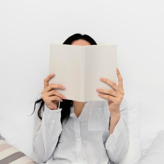 Mujer leyendo un libro solo