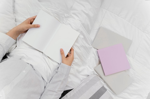 Mujer leyendo un libro solo