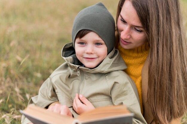 Mujer leyendo un libro a su hijo