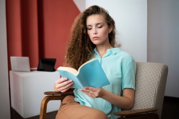 Mujer leyendo libro tiro medio