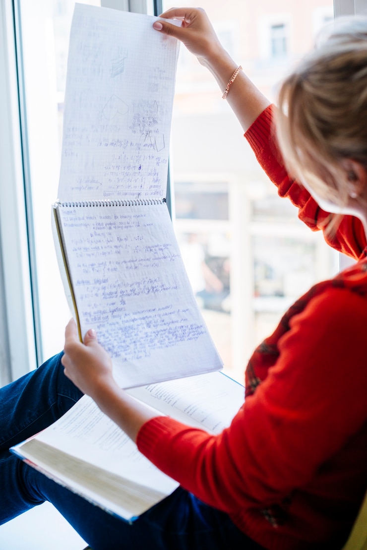 Foto gratuito mujer leyendo notas en el cuaderno
