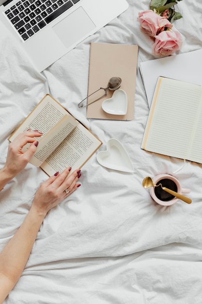 Mujer leyendo una novela en su cama un domingo por la tarde