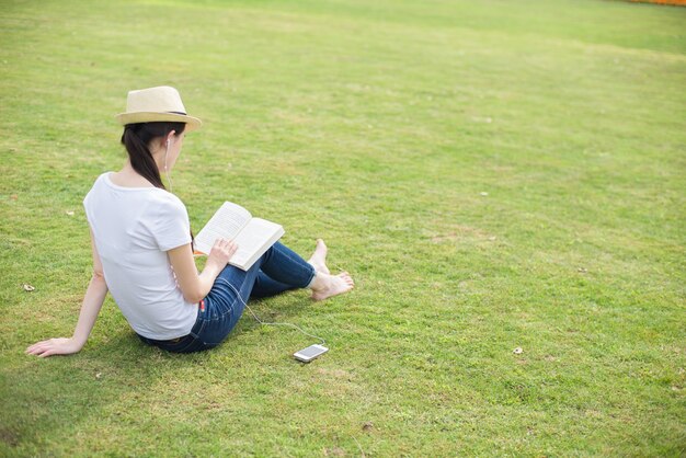 Mujer leyendo en el parque