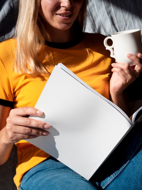 Mujer leyendo una revista de maquetas