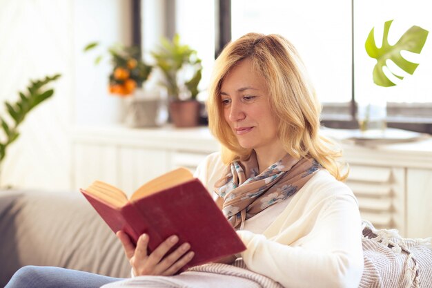 mujer leyendo en el sofa