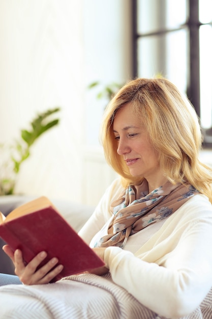 Foto gratuita mujer leyendo en el sofa