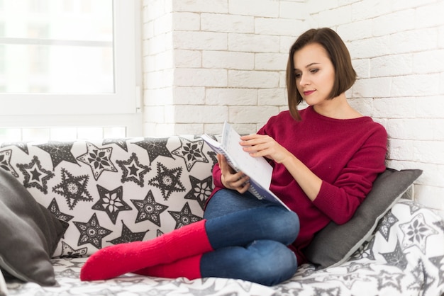 Mujer leyendo en sofá