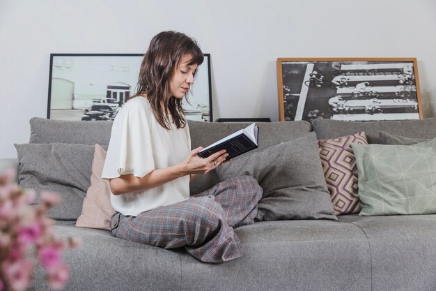 Mujer leyendo en sofá