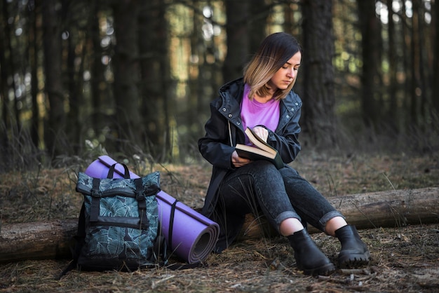 Foto gratuita mujer con libro en el bosque