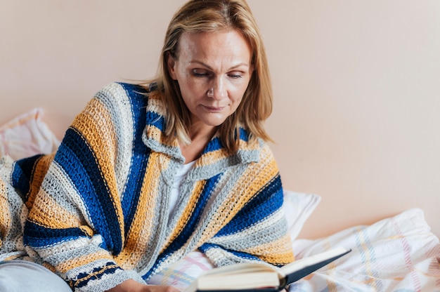 Mujer con libro en cuarentena