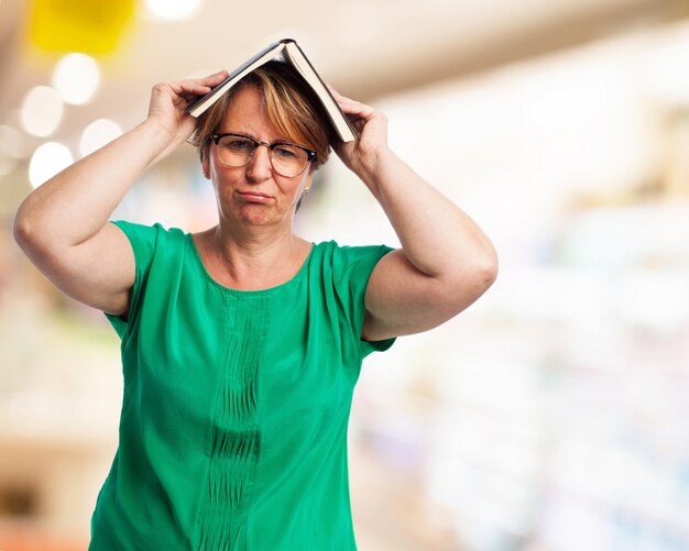 Mujer con un libro encima de su cabeza