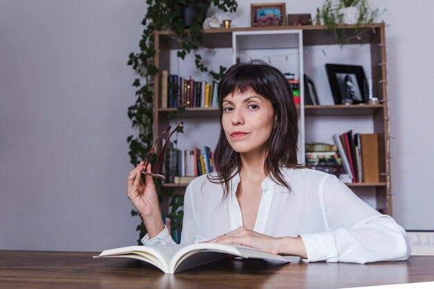 Mujer con libro y gafas de leer