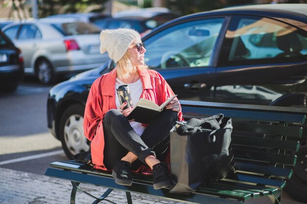 Mujer con libro mirando a otro lado