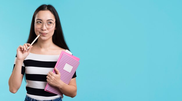 Mujer con libro pensando