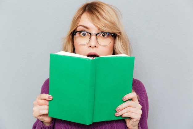 Mujer con libro verde