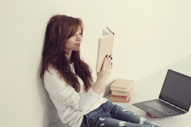 Mujer con libro