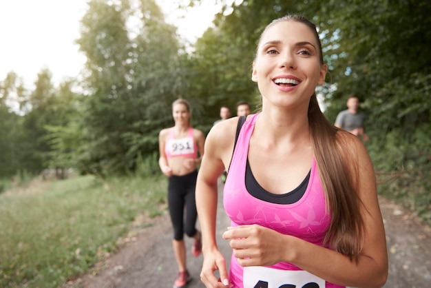 Mujer líder alegre en el maratón