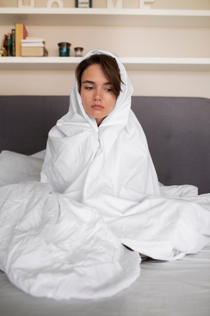 Mujer lidiando con la ansiedad en casa tiro completo