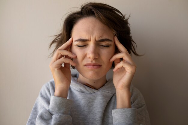 Mujer lidiando con ansiedad plano medio